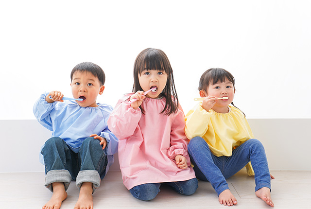 歯を磨く３人の子供